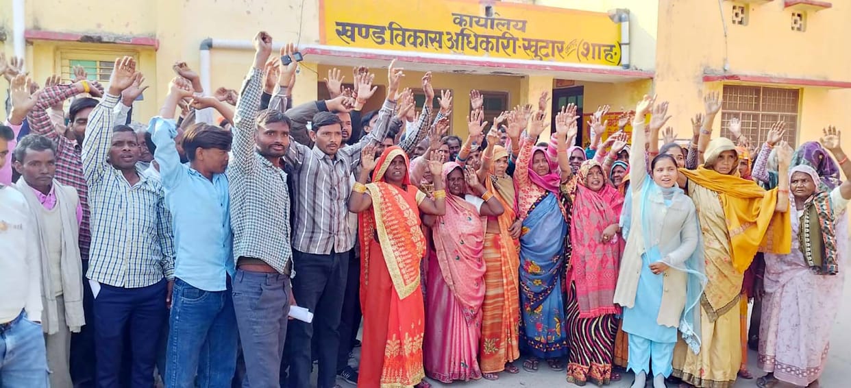 Block office gate locked for not calling meeting for quota selection