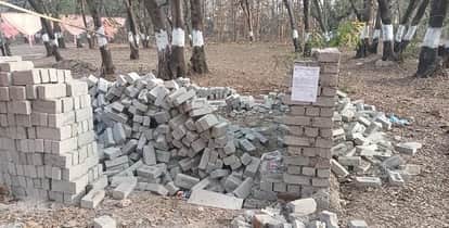 nagar nigam issued notice construction of permanent house on govt land overnight in Helipad Nursery