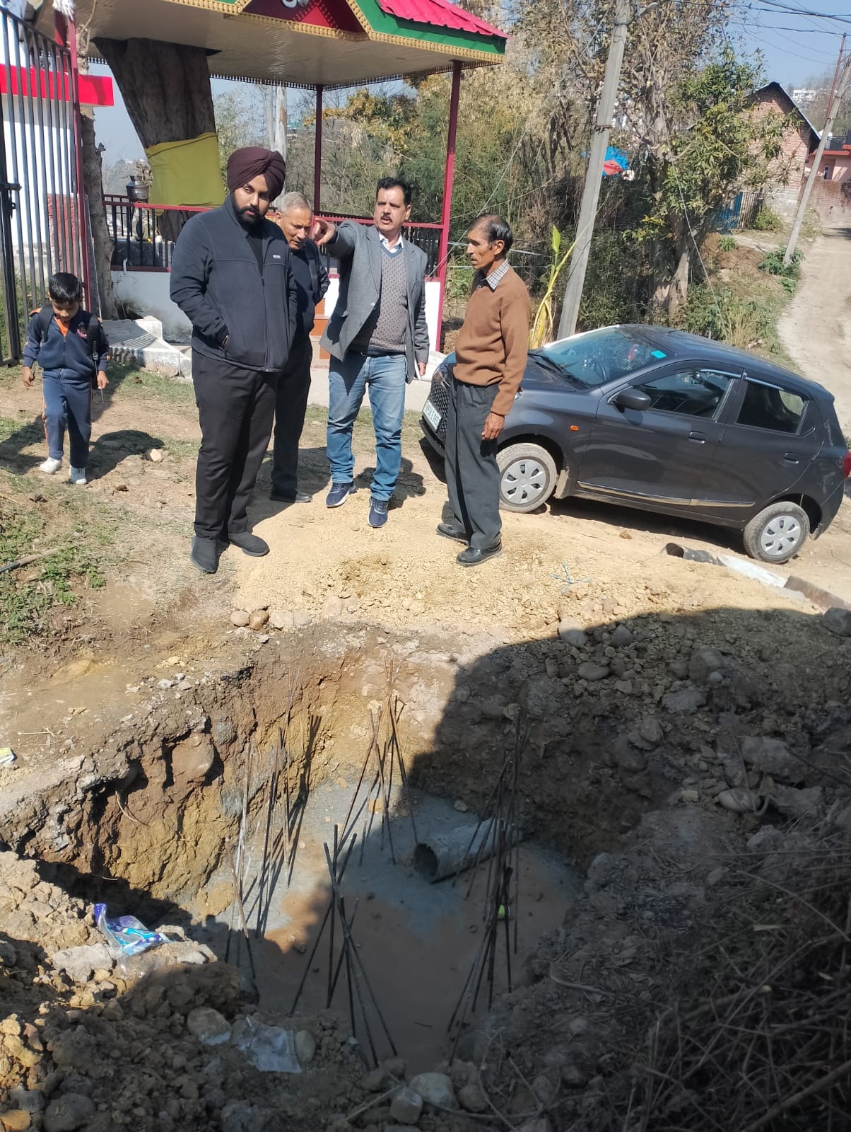 SDM inspected the sewerage work in Lakhanpur.