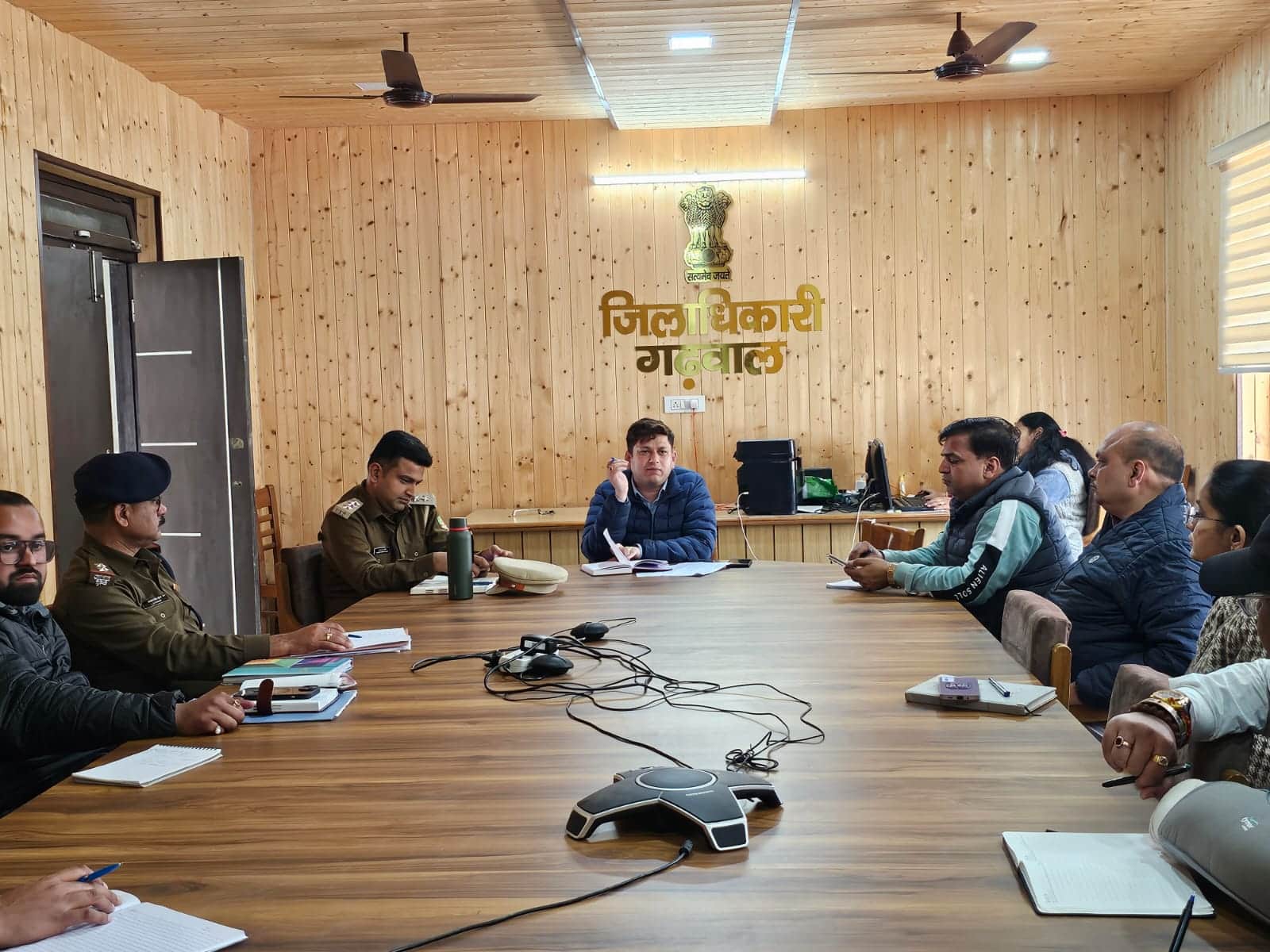 महाशिवरात्रि की तैयारियों को लेकर विभागीय अधिकारियों के साथ बैठक करते तहसीलदार वैभव जोशी। स्र