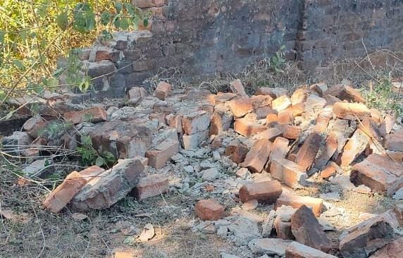 घटनास्थल पर पड़ा मलवा।