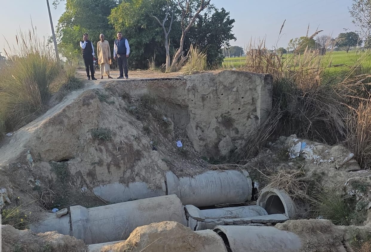 The water of Ramganga Command Canal is going into the Ganga through the drain, a memorandum was submitted.