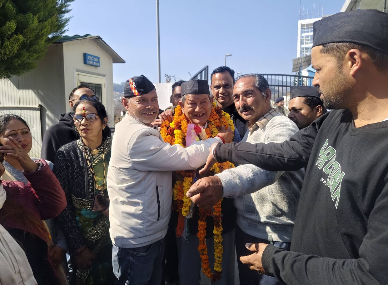 Former CM Harish Rawat reached Naini Saini Airport to go to Dharchula.