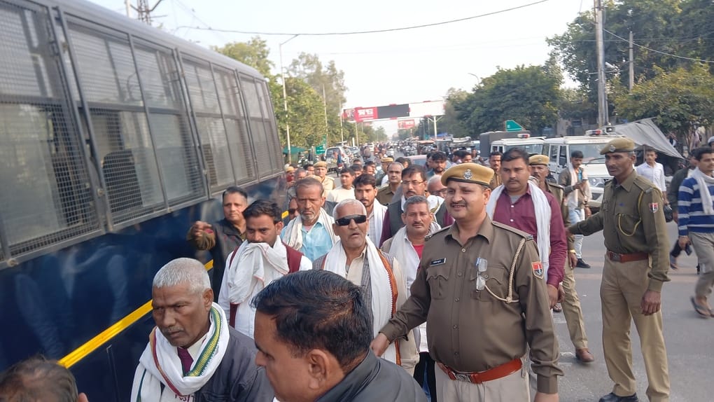 आरोपियों को जेल की बस तक ले जाते पुलिसकर्मी