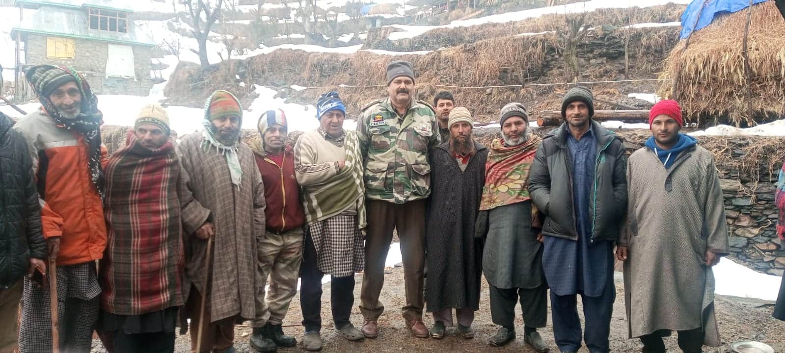 पुंछ के लोरन के नए एस एच ओ लोगों से मुलाकात करते