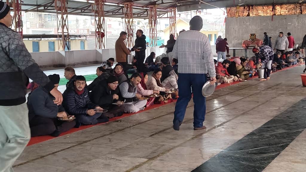 पुंछ के श्रीदशनामी अखाड़ा मंदिर में स्वामी सत्यनंद सरसवती महाराज की पुन्यतिथी पर आयोजित भंडारे 