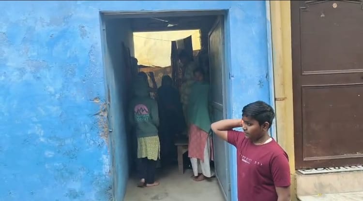 Morena News: नाम पुकारकर दरवाजा खुलवाया फिर मार दी गोली, पसलियों को चीरती हुई पेट में जा धंसी