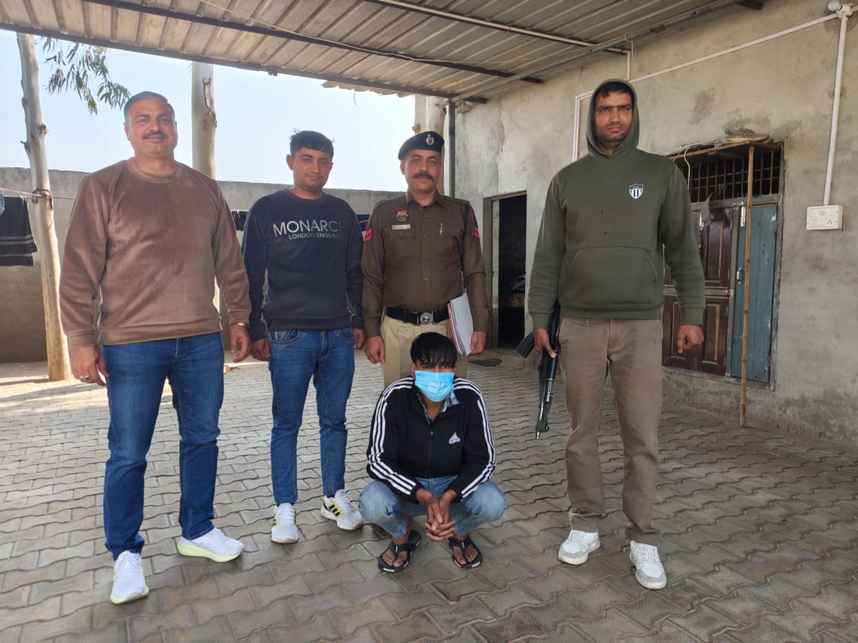 CIA staff arrested a youth with an illegal country-made pistol