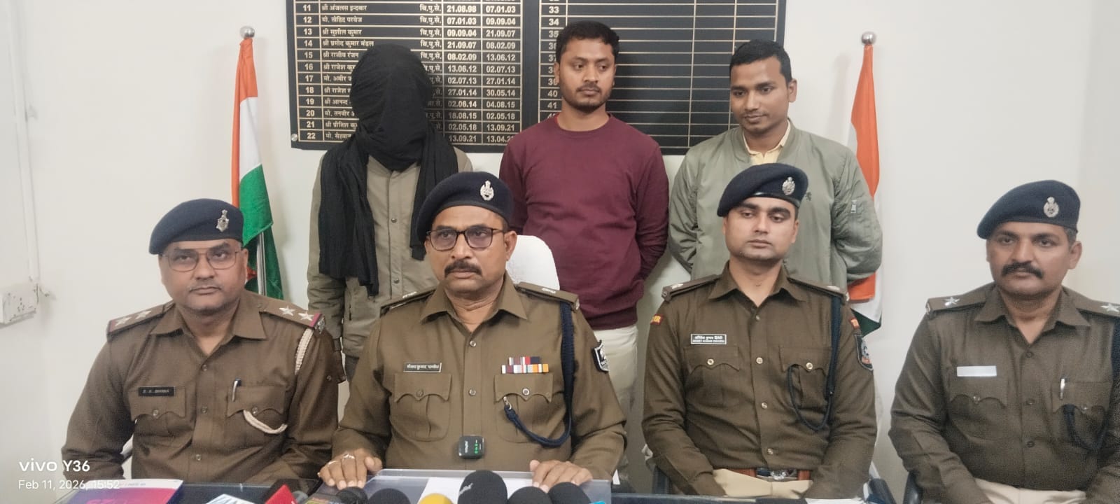 प्रेस वार्ता कर जानकारी देते एएसपी साथ में गिरफ्तार अपराधी