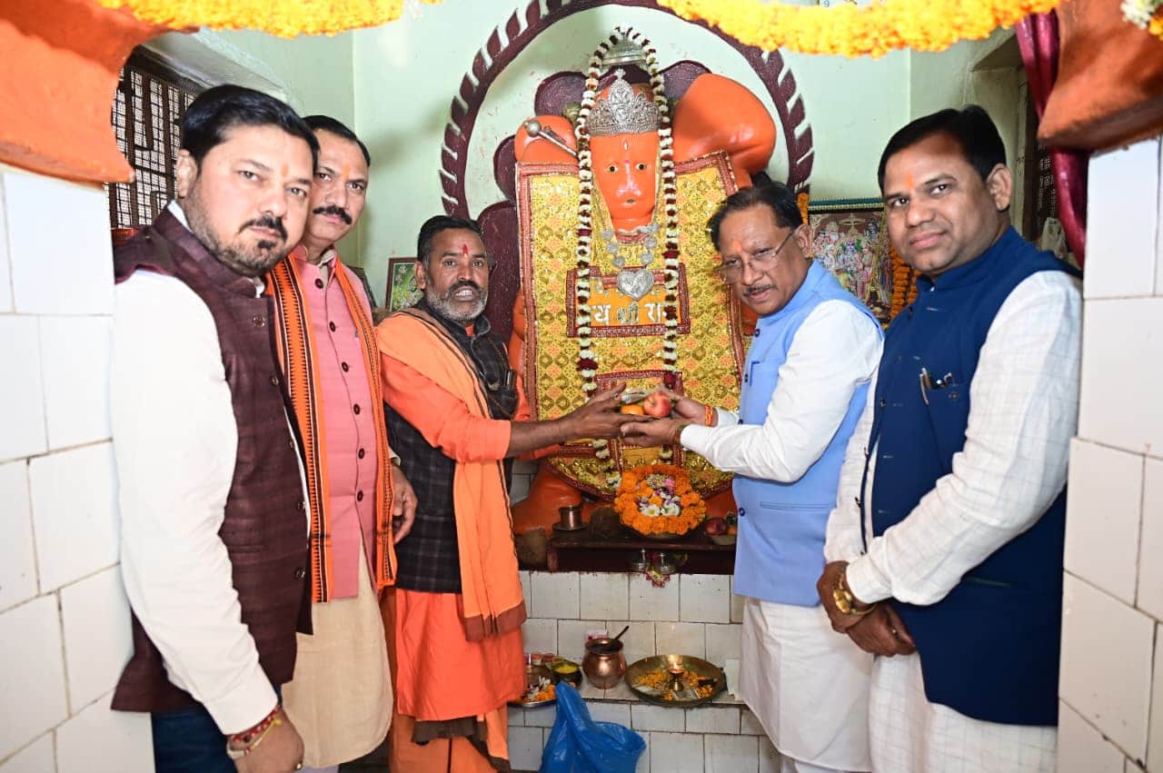 सीएम ने हनुमान मंदिर में की पूजा अर्चना।