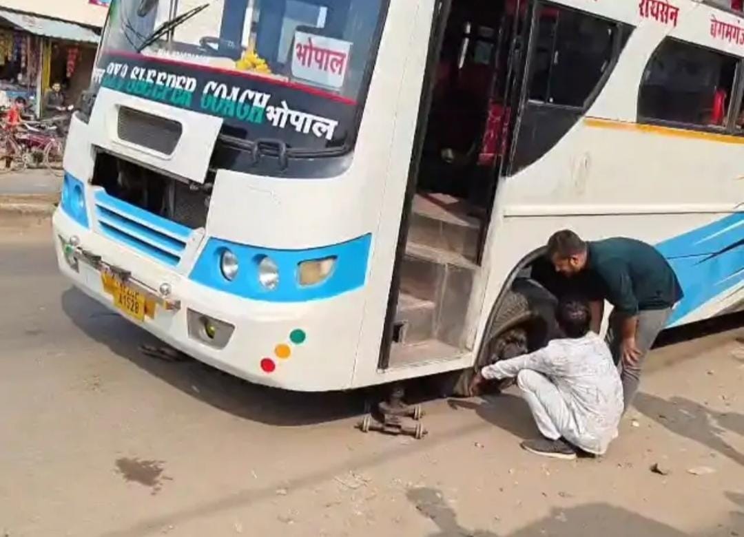 तेज रफ्तार बस का फटा टायर 60 यात्रियों की बची जान