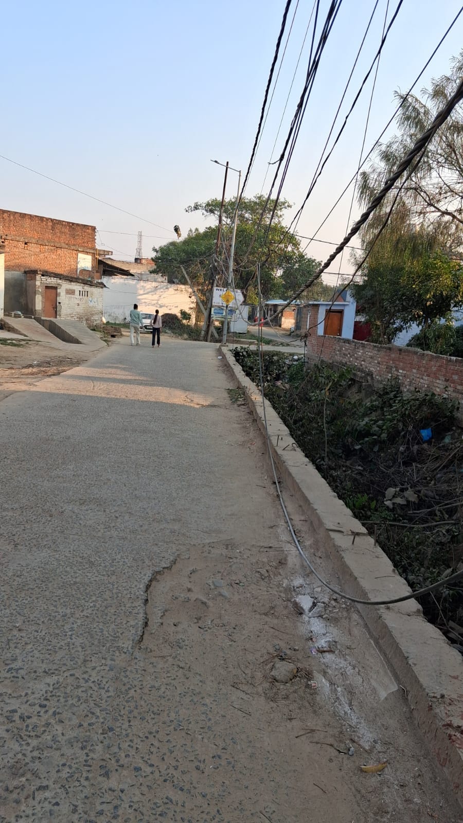 The 'happiness' of contract workers...electricity running on bamboo poles