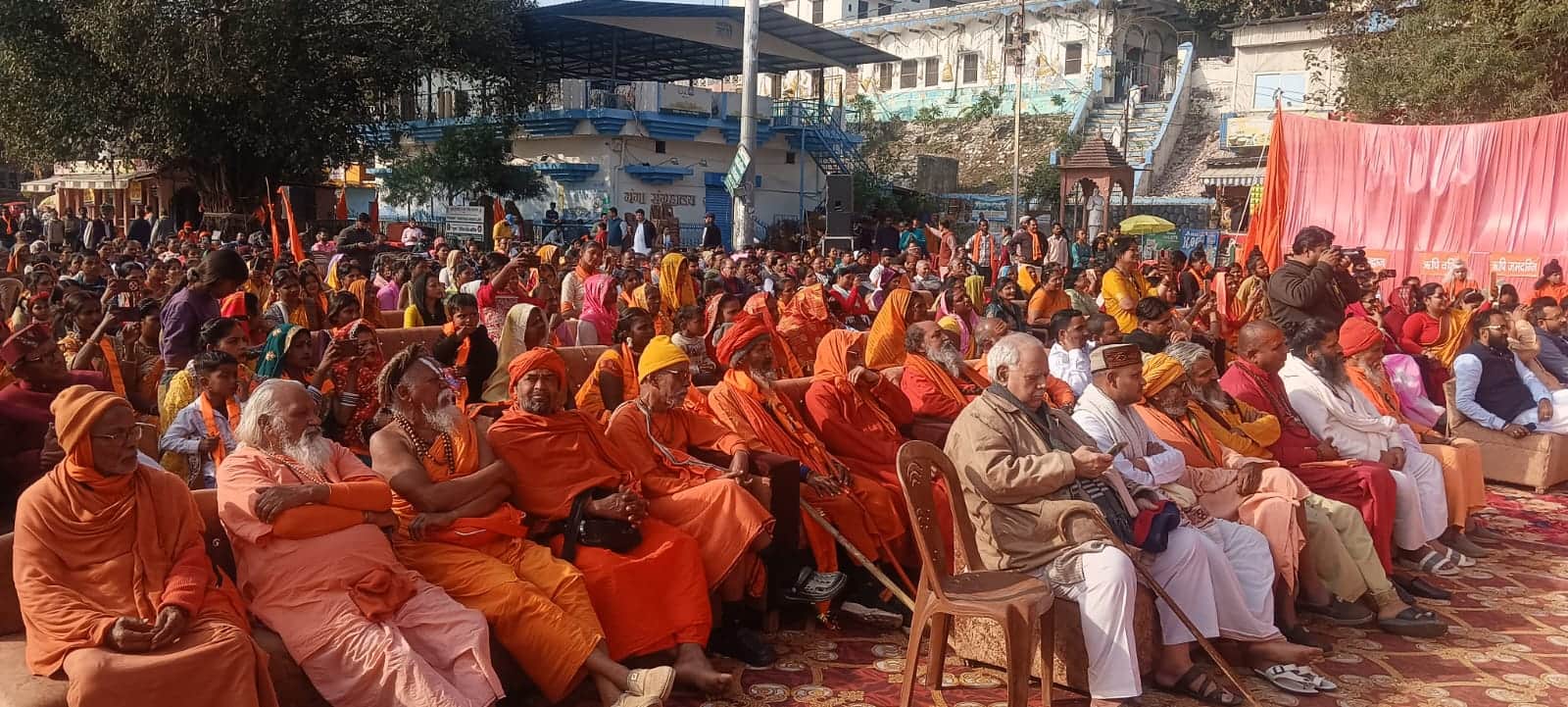 त्रिवेणीघाट में आयोजित विराट हिंदू सम्मेलन में उमड़ी भीड़। स्रोत संवाद।