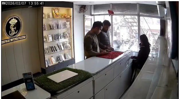 Two policemen accused of mobile theft suspended
