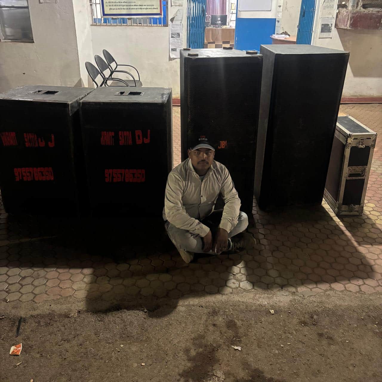 देर रात डीजे पर की कार्रवाई।