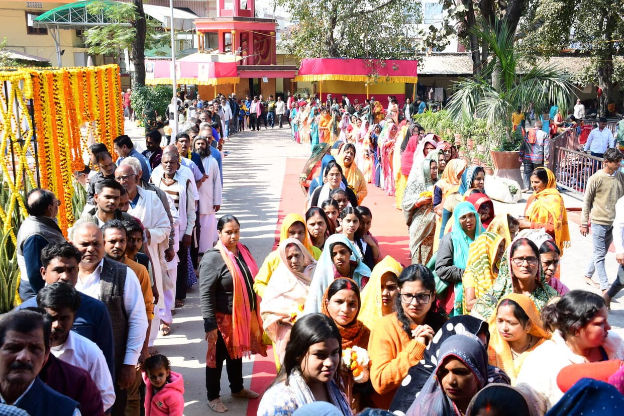 Aarti was performed at the Guru's Samadhi and one was blessed after seeing the idol