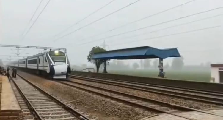 Bihar News: बिहार में वंदे भारत ट्रेन पर फिर हुआ पथराव,  टूटा कोच का शीशा, बाल बाल बचे यात्री