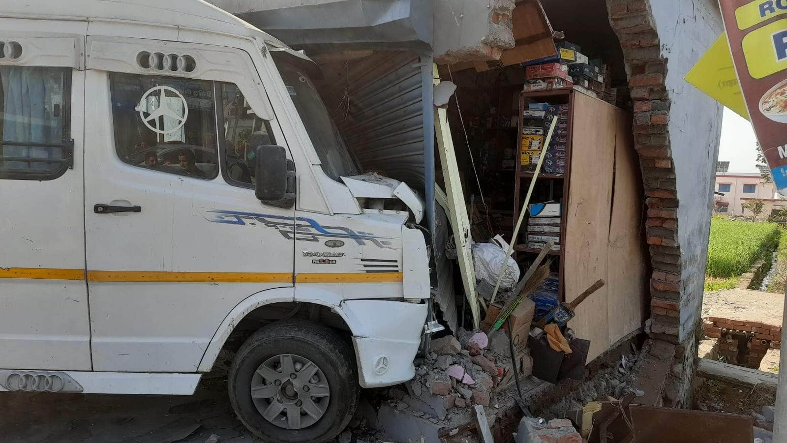 1 -चांदमारी क्षेत्र में एक दुकान में घुसा अनियंत्रित टेंपो ट्रैवलर।स्रोत-जागरूक पाठक