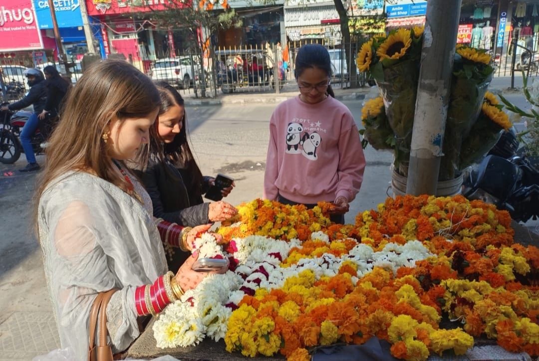 120 couples to tie the knot on Valentine's Day, flower business also flourishes