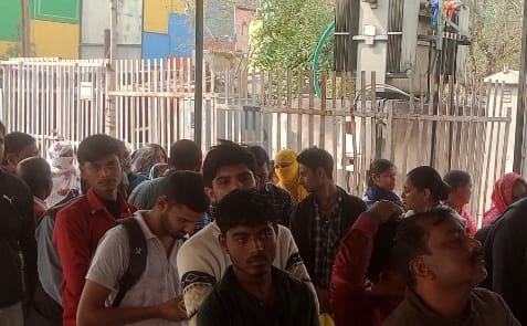 Chaos at Aadhaar centre, women face problems