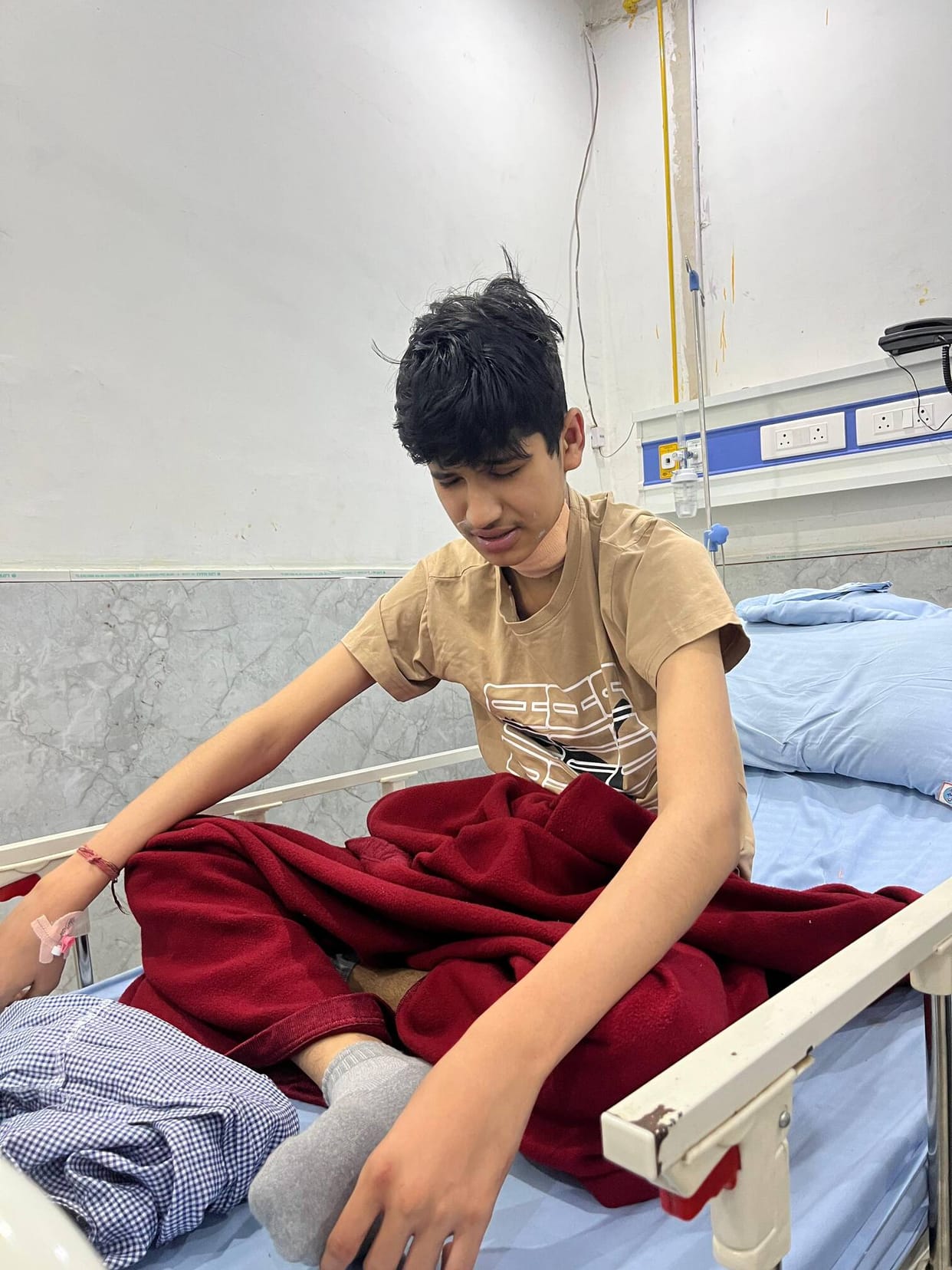 A Chinese door cut the windpipe of a 12th-grade student.