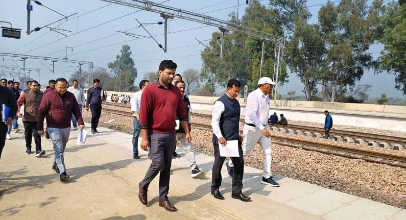 Divisional Railway Manager inspected the doubling work of Bhiwani-Dobhbhali railway section.