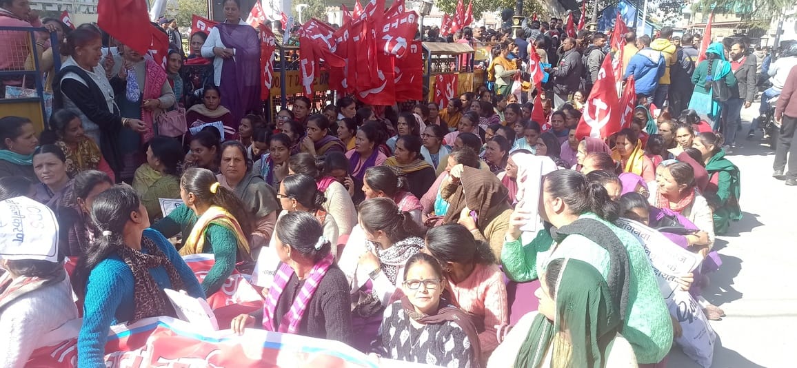 Outsourced workers, including Anganwadi and Mid-Day Meal workers, expressed their anger and raised slogans against the central government.