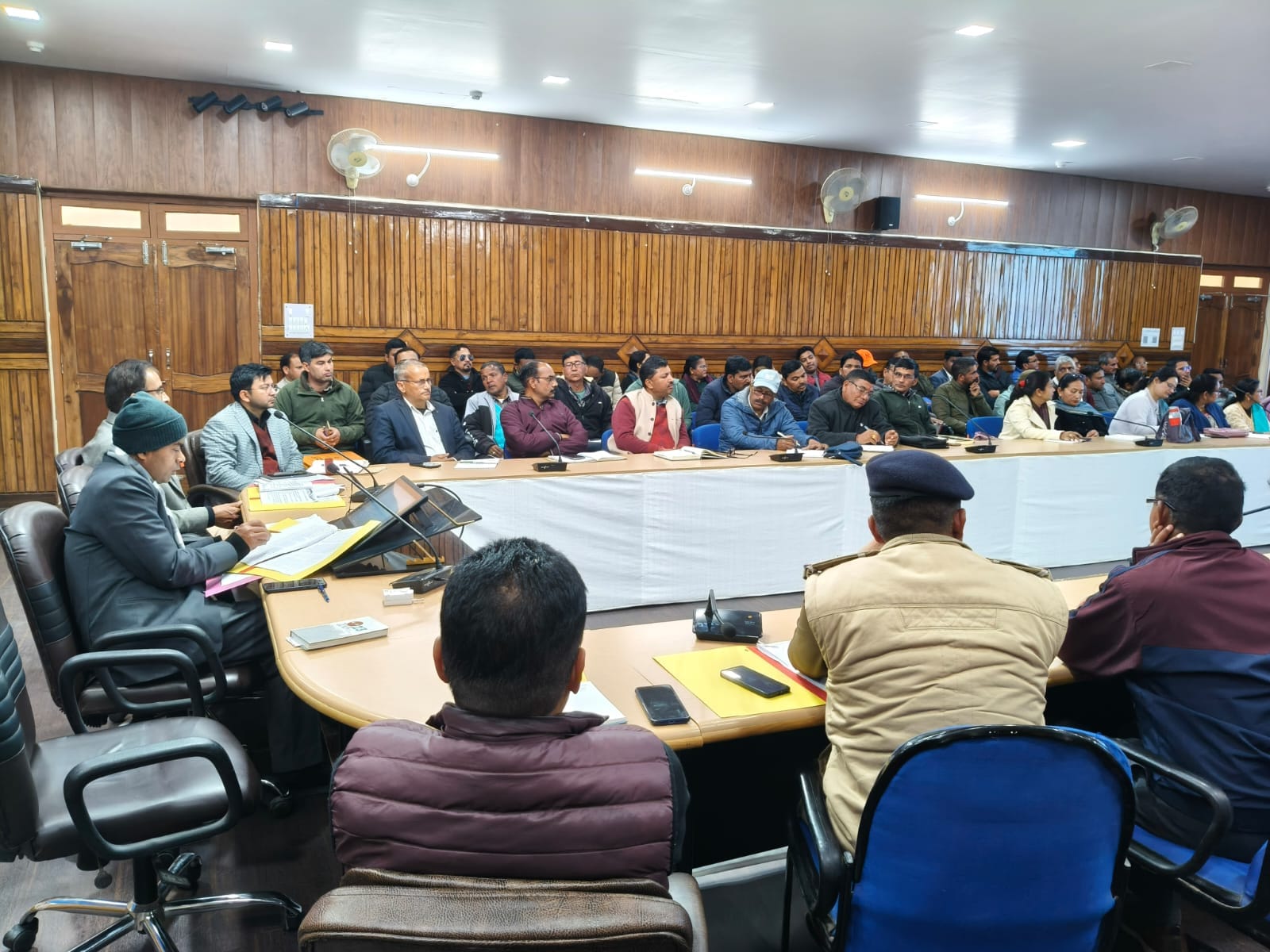 चंपावत जिला सभागार में शिक्षा विभाग की बैठक लेते एडीएम। स्रोत: सूचना