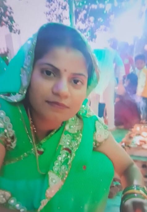 A dumper loaded with gravel crushed a woman riding a scooter, resulting in her death.