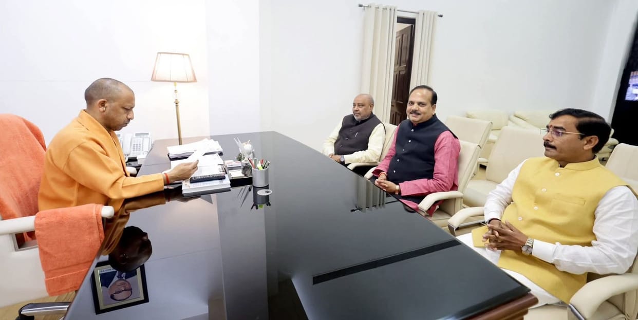 Ashu and Ranu met the Chief Minister and asked for gifts.