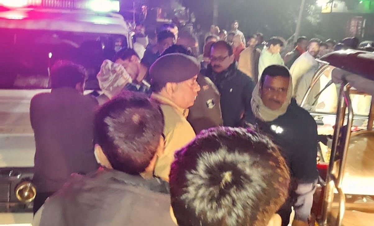 घटनास्थल पर लोगों का भीड़
