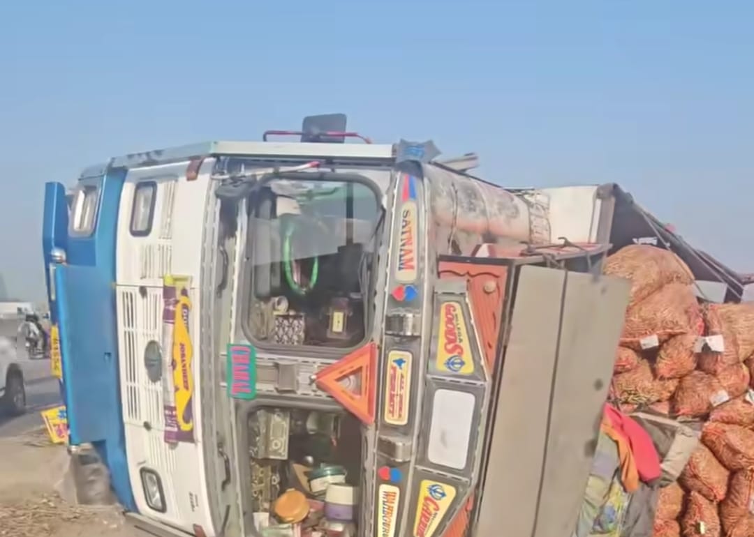Truck overturned after hitting a breaker, oil spilled from diesel tank
