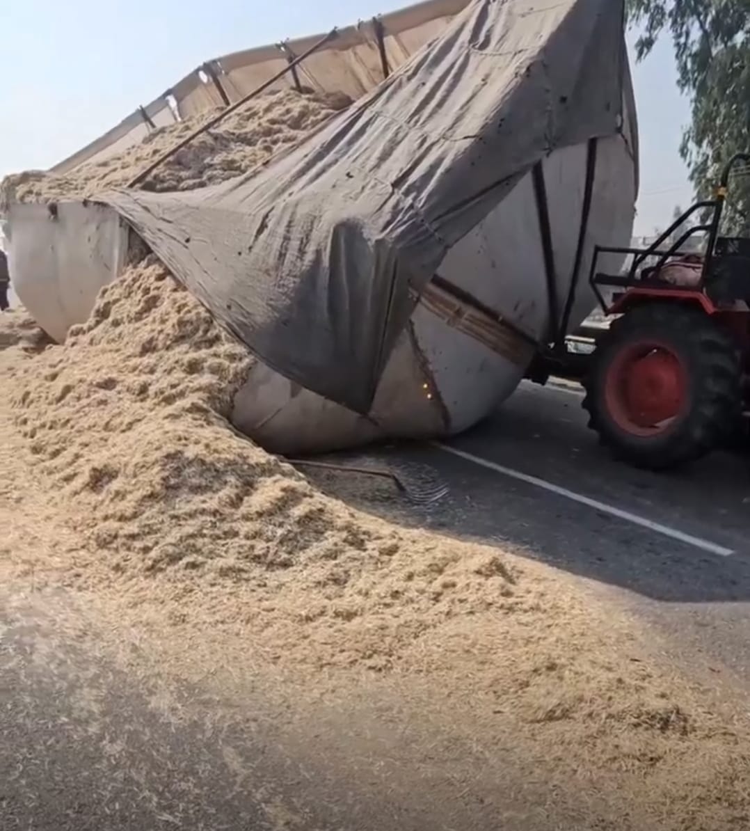 A tractor trolley overturned after a tyre burst on NH-44.