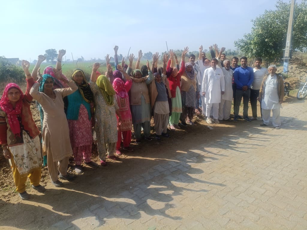 Women's protest at the park in Hansewala