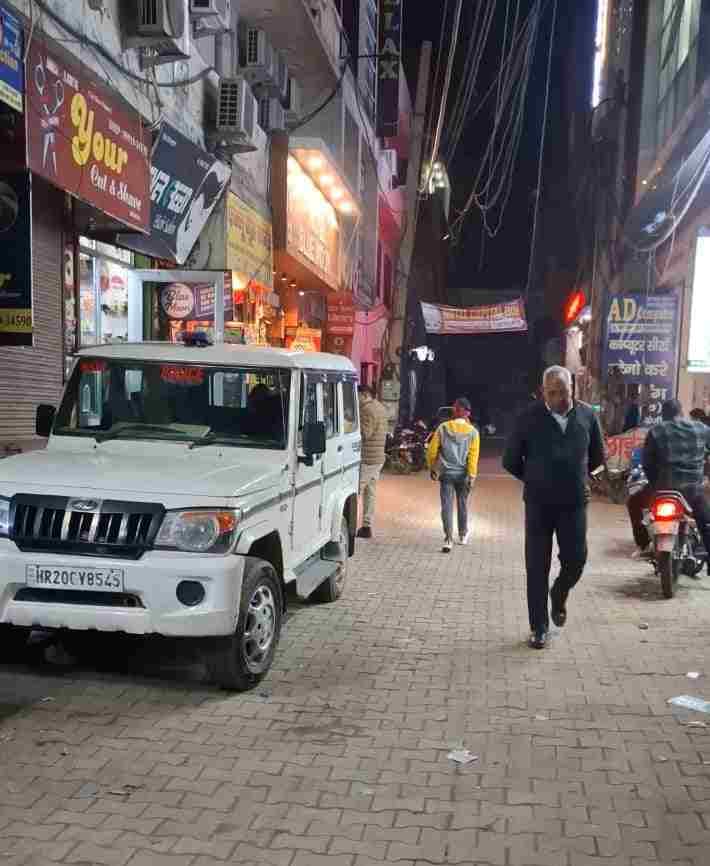 The body of a young man was found in a hotel, the woman who came with him is missing. The young man, a resident of Kaliravan village, runs a garments shop in Agroha.