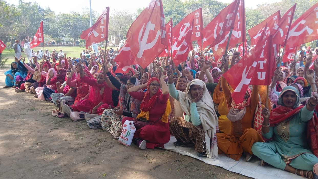 Thousands of workers and employees went on strike and demonstrated in Nehru Park.