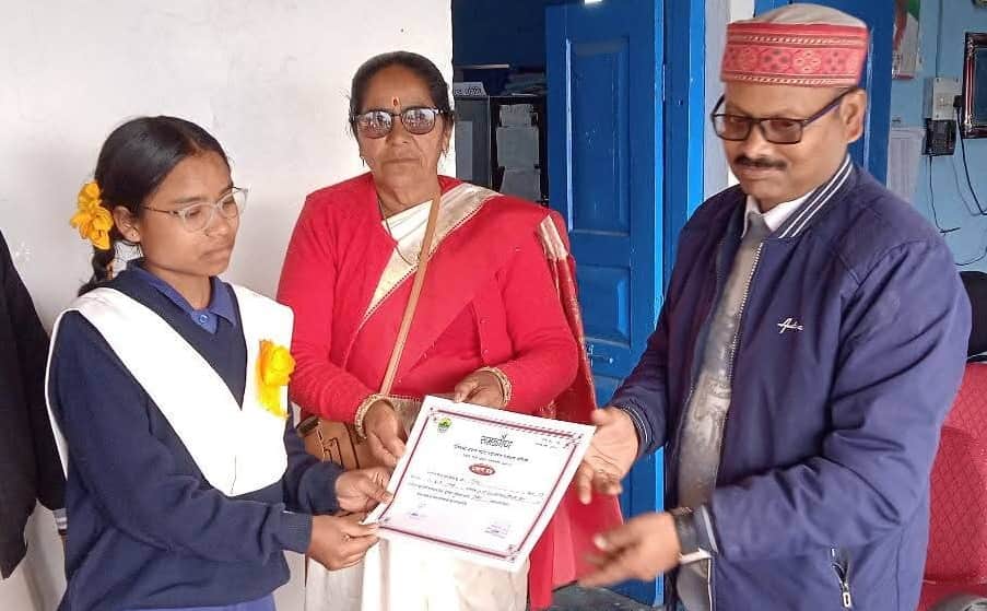 जीआईसी नलाई में आयोजित संगोष्ठि में हुई प्रतियोगिताओं के विजेता को पुरस्कार देते अतिथि। स्रोत