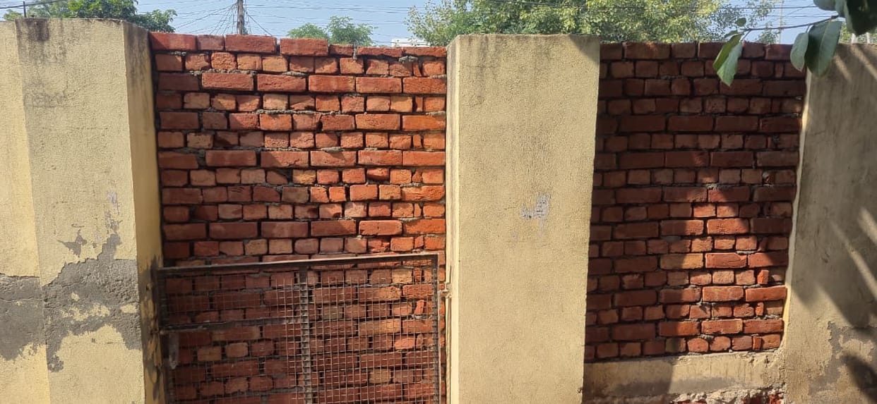 Illegal cuts in the walls of the district court premises will be closed, entry will be possible only through gate number one and two.