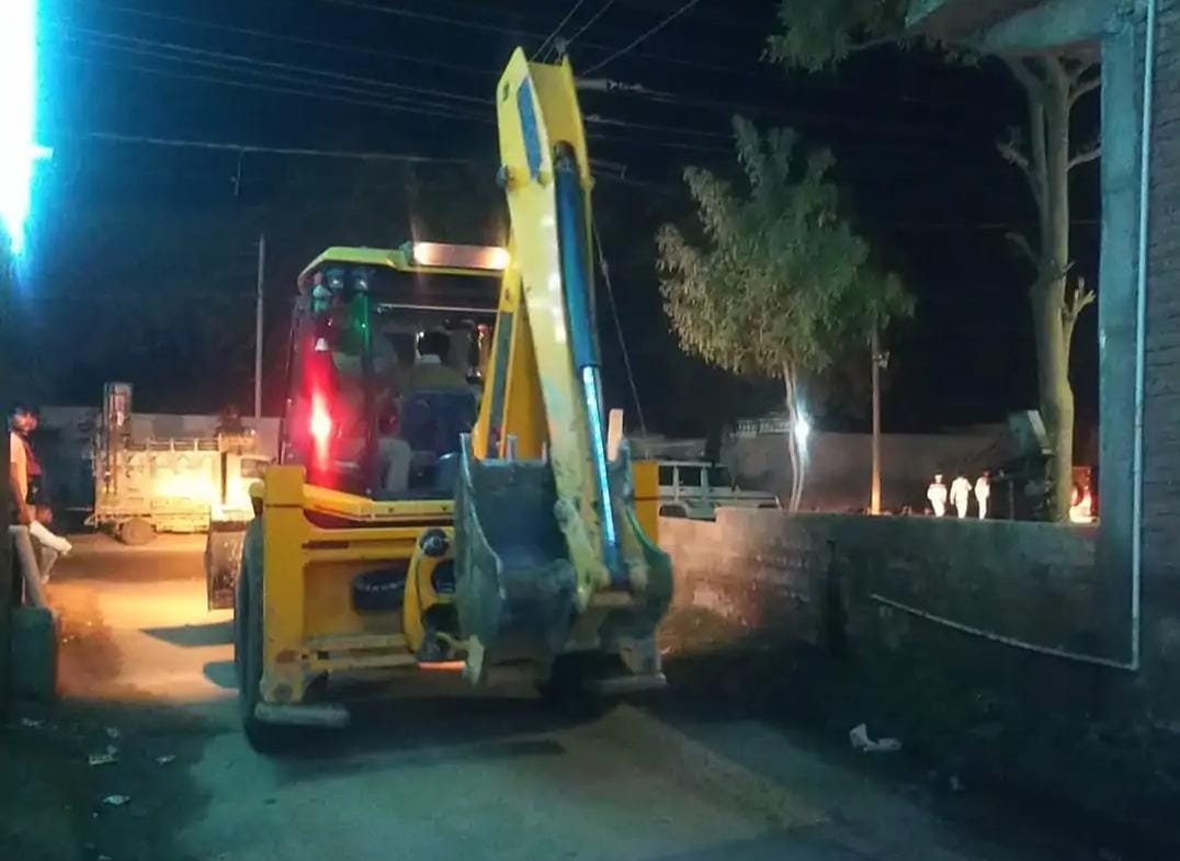 5 tractor-trolleys including JCB seized while mining
