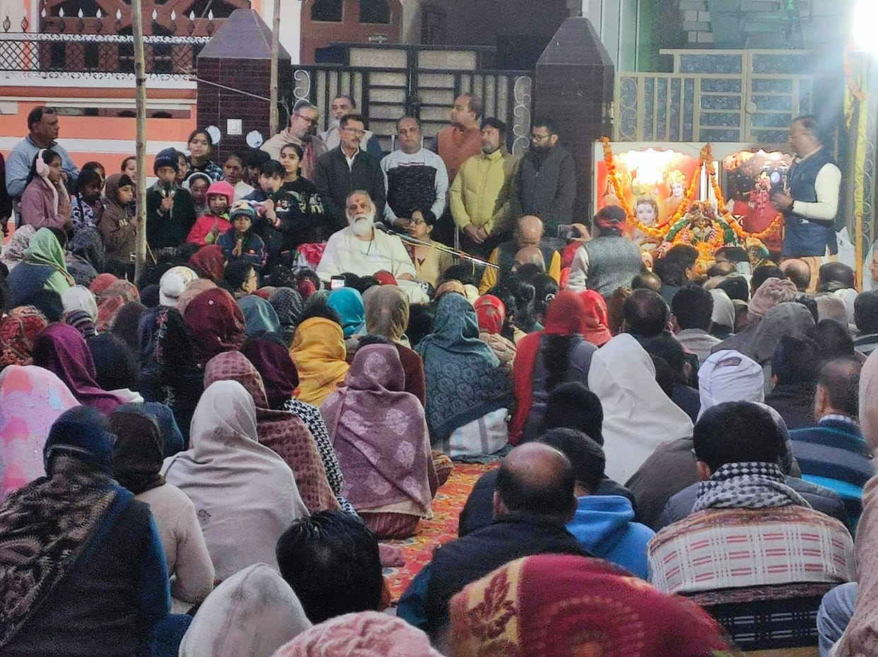 Amrit Bela is very pleasant, Amrit Bela Amrit Barsada... but devotees danced