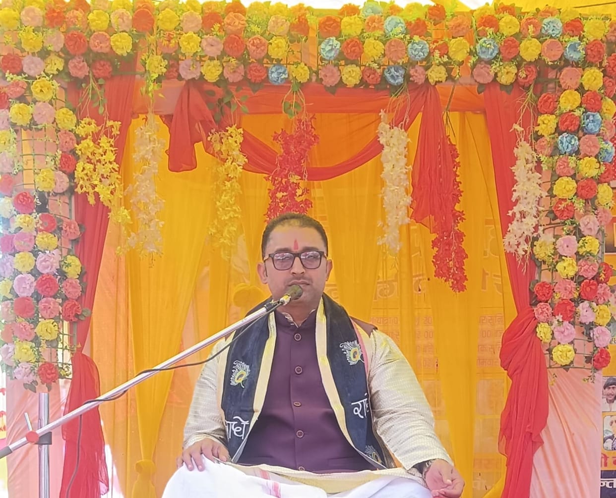 As soon as Shri Ram was born, the pandal resounded with cheers.