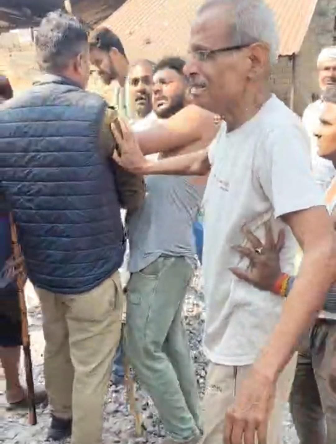 Two groups clash, 10 injured including a police inspector and a female constable