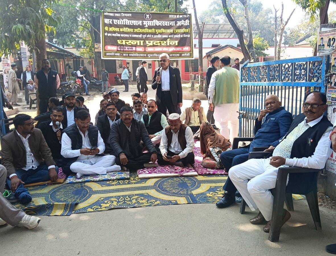 Advocates stage protest at Tehsil gate, work stalled
