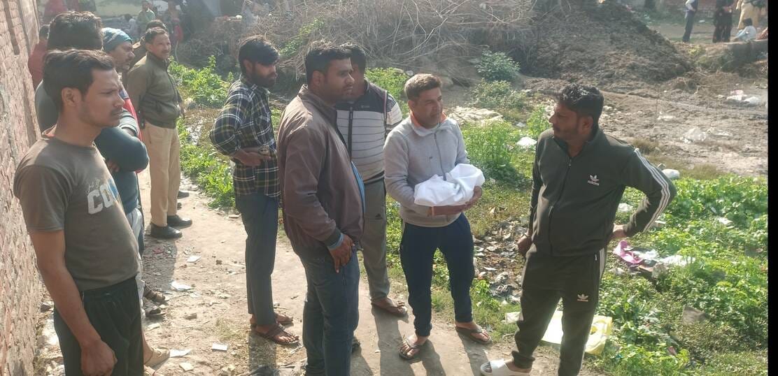 Muzaffarnagar: Dog pulled out the dead body of a newborn from the pond, eating many body parts, people had tea