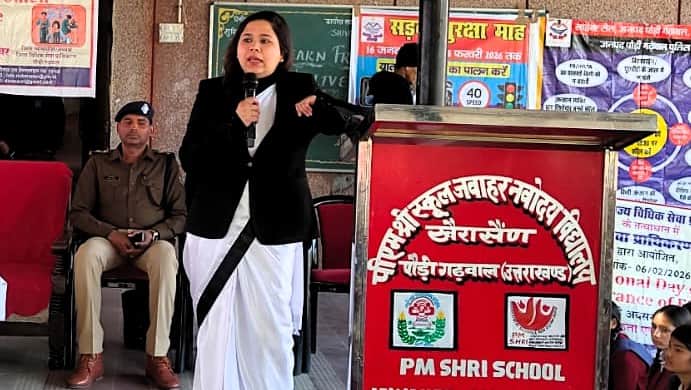 नवोदय विद्यालय खैरासैंण में आयोजित जागरूकता शिविर में छात्राओं को जानकारी देतीं जिला विधिक से