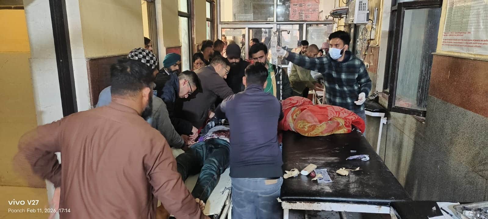 पुंछ में बारूदी सुरंग विस्फोट में घायल युवक बिलाल अहमद राजा सुखदेव सिंह जिला अस्पताल में उपचारा