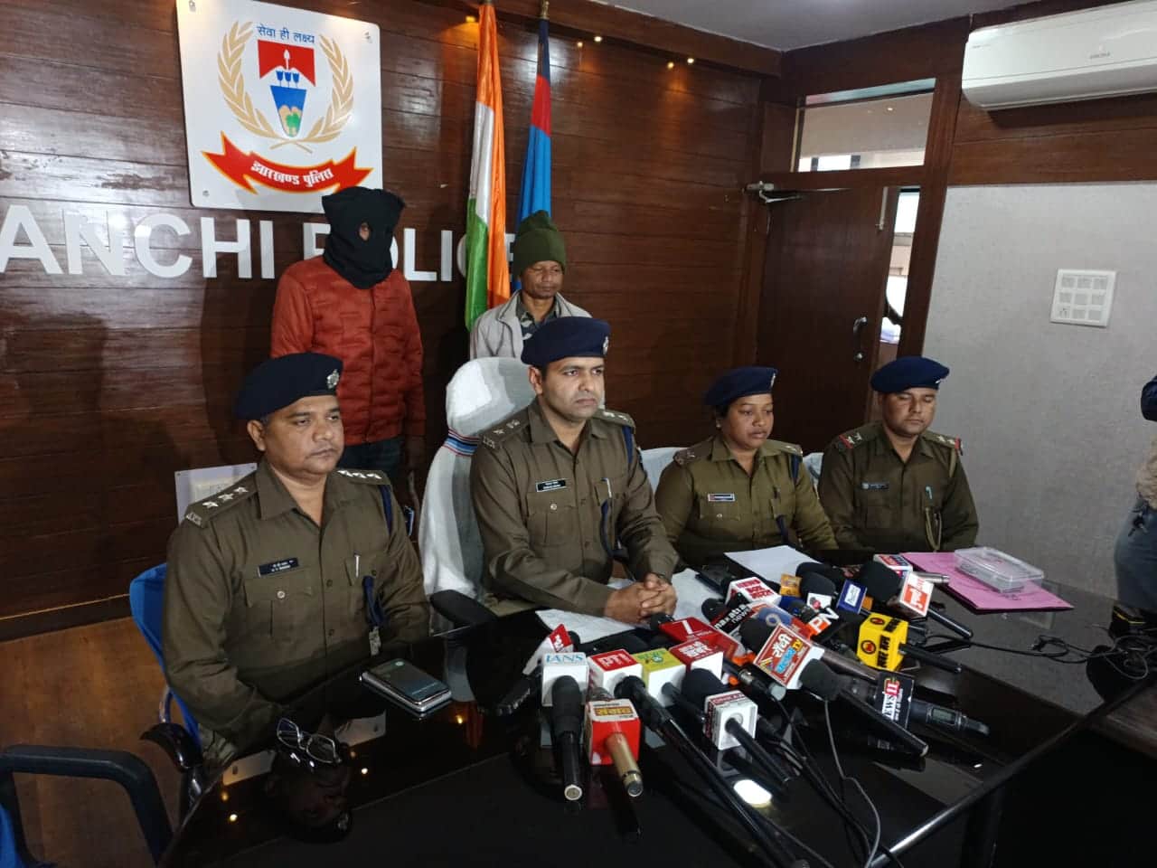 प्रेस को जानकारी देती पुलिस,गिरफ्तार आरोपी