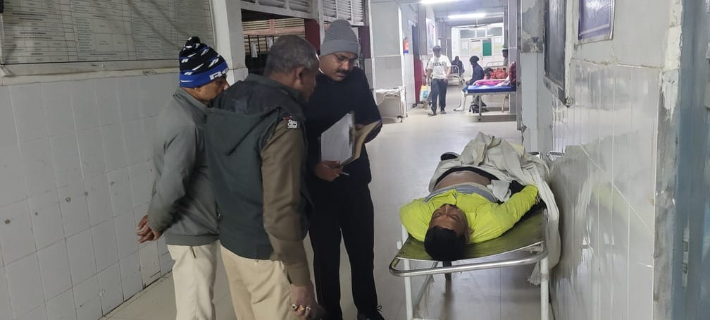 पोस्टमार्टम की प्रक्रिया के दौरान जांच करती मधुबनी पुलिस