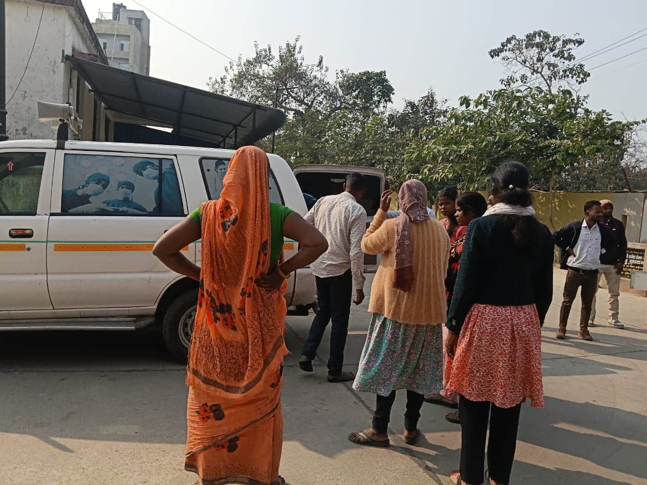 पोस्टमार्टम कराने पहुंचे परिजन