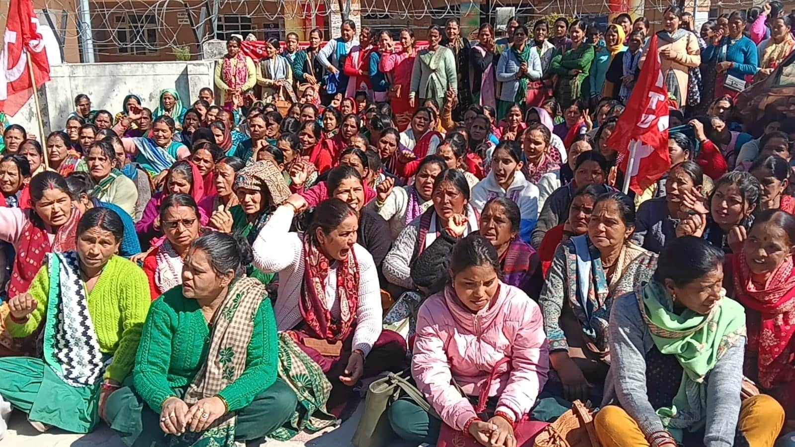 पौड़ी के कलक्ट्रेट के समक्ष धरना देकर प्रर्दशन करते विभिन्न श्रमिक संगठन। संवाद